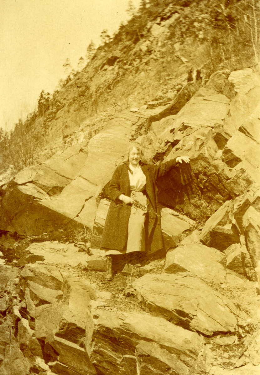 Kvinne går i bratt berg.