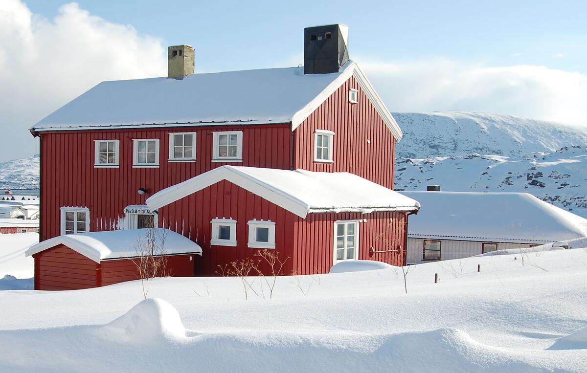 Måsøy museum i solskinn, vinterbilde fra 2010.