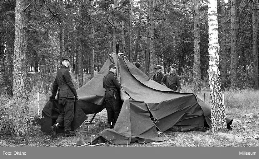 Byggnation av skenmål, i detta fallet förläggningstält. - Miliseum ...
