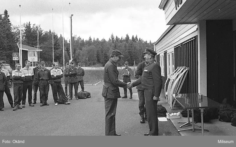 Prisutdelare överste 1 Sven-Erik Nilsson, chef I 12 och hans medhjälpare chefen idrottsavdelning vid I 12/Fo 7 Göran Thörnert.