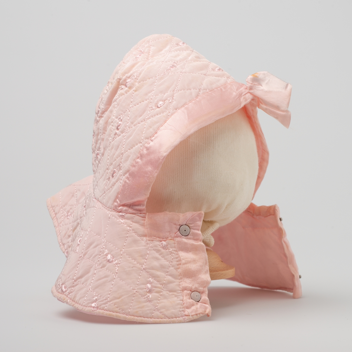 Babypose med kyse i vattert stoff
Baby- og barnetøy som først var brukt av tre søstre i USA på 1930- og 40-tallet, før det ble sendt til Norge og brukt av tre søstre i Eidsberg på 1940- og 50-tallet - kusiner av de tre i USA.