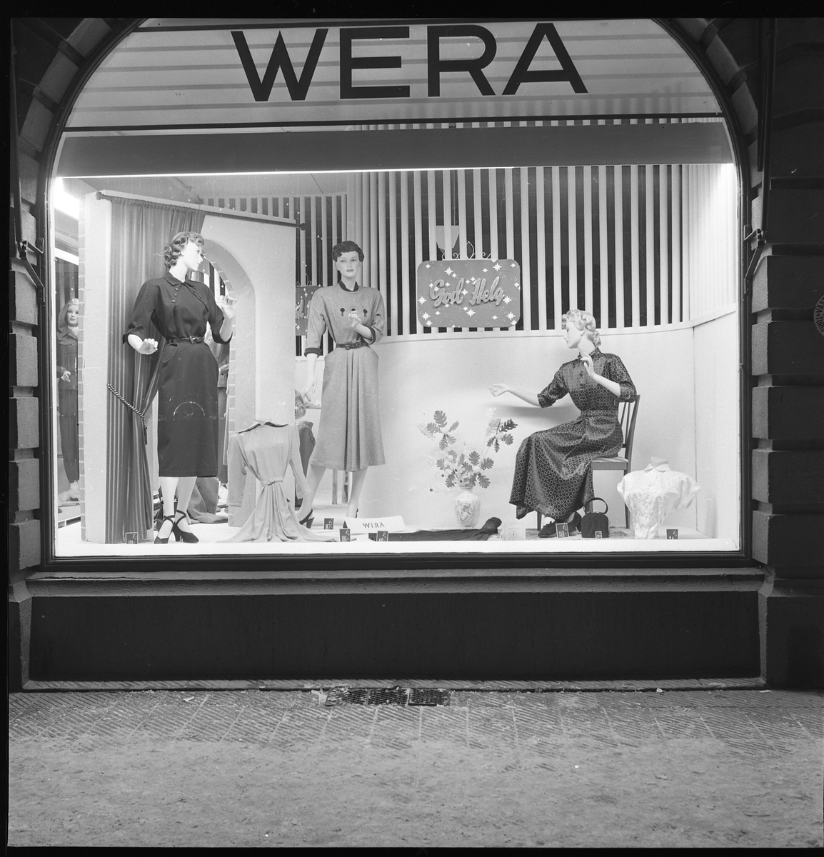 Wera-magasinets skyltfönster på Nygatan 18, kv Hjorten, 29 dec 1950
