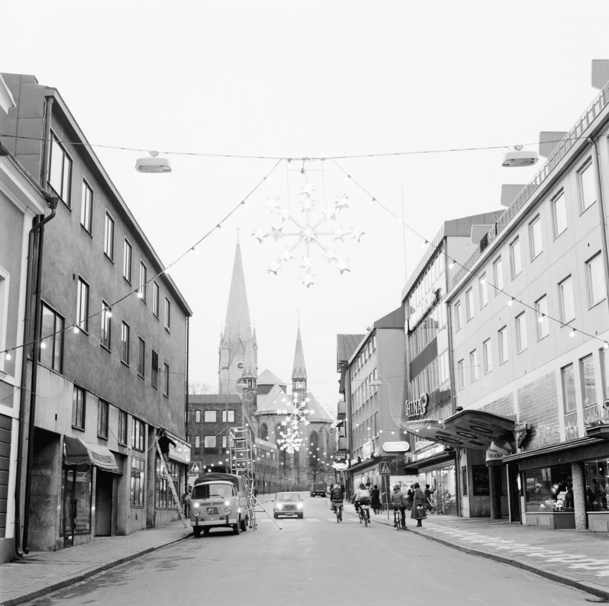 Julbelysningen sätts upp i Linköping inför vintern 1979-80. Här pryds Ågatan, sedd västerut från Klostergatan.