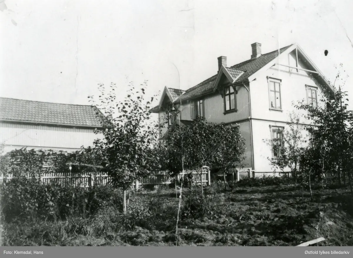 Huset er bygd i 1908, eierne flyttet inn i 1909. Eierne var Hans og Nanna Klemsdal, foreldre til eier av bildet.