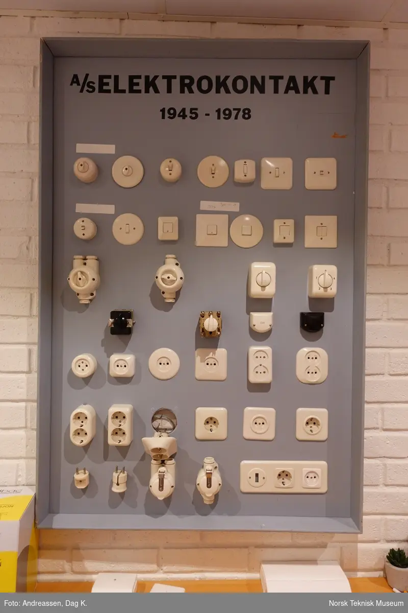 Tavle med oppmonterte ELKO-produkter fra 1945 til 1978