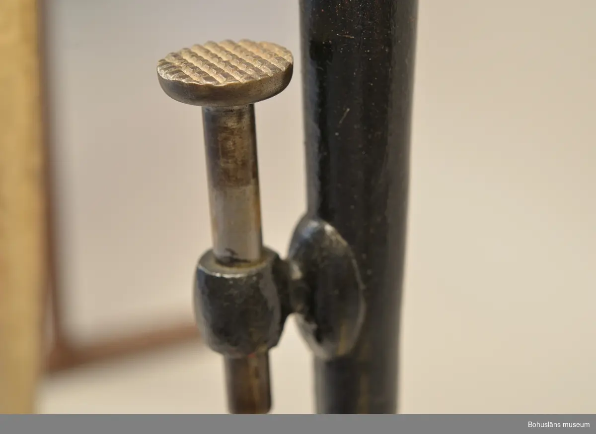 Höghjuling  tillverkad av The Howe Machine & Co i Glasgow 1880-1883. Cykelmodellen kallades för"Ordinarie".
Gjuten text på cykellampans mässingsdel "KING OF THE ROAD T B L W". TBLW -Tomas Bowling Lamp Works,  petroleumlampa tillverkad på Joseph Lucas and Son  i Birmingham.


Ur handskrivna katalogen 1957-1958:
Welociped
H. 147 cm; d. stora hjulets D. 134 cm; läderklädd sits, trasig; ett handtag fattas; 8 ekrar borta. Styrhuvudet knäckt. Ngt rost. Handtagen av horn.

Lappkatalog: 40