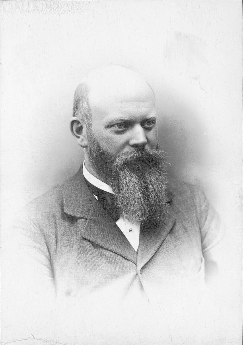 Porträtt av författaren, folklivsskildraren och läkaren August Bondeson "efter 1897, året då han lade sig till med skägg." Han startade sin läkarpraktik i Göteborg 1889.