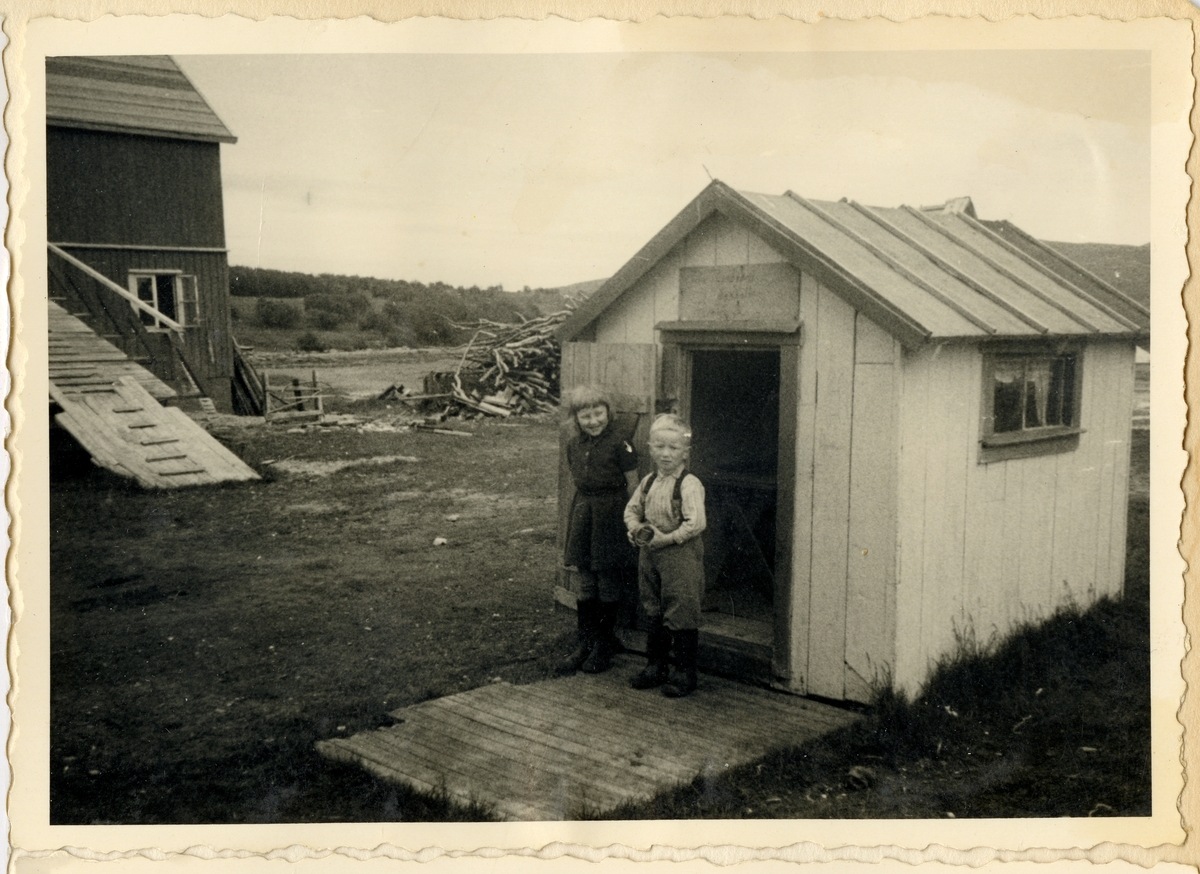 Gunhild og Øivind Olai Nesbakken foran lekehuset til Per Nesbakken i Olderfjord