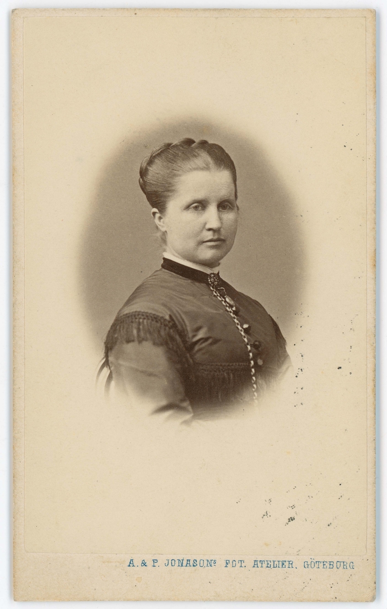 Porträtt på Wilhelmina (Willy) Hugosson född Enander, Jönköping. Född år 1835 död 1891 29 maj i Vara.