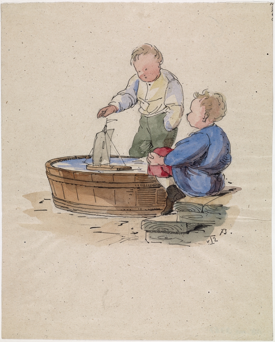 To gutter med en seilbåt i en stor balje med vann. Gutten til høyre sitter på en trapp.