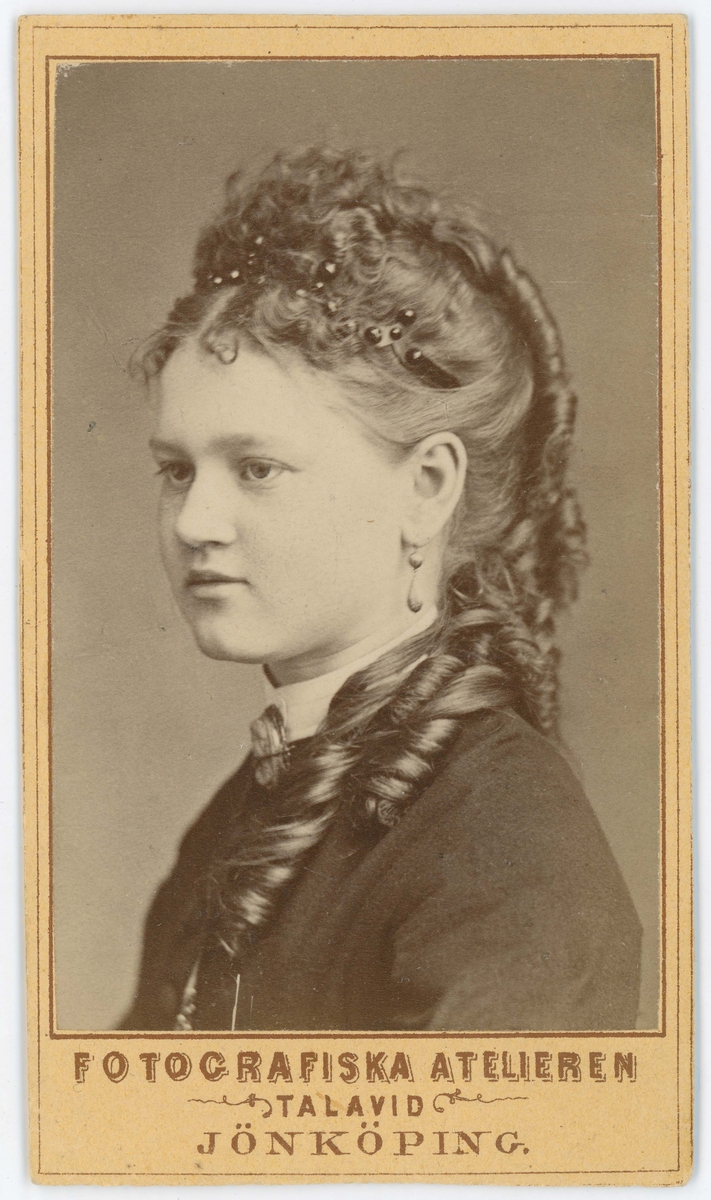 Porträtt på Amanda Hörndal. Född år 1853 och död år 1874.