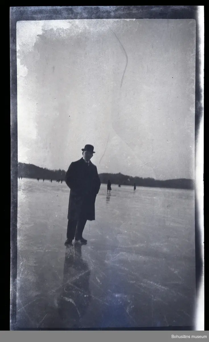 Vinterklädd person ståendes på isen.