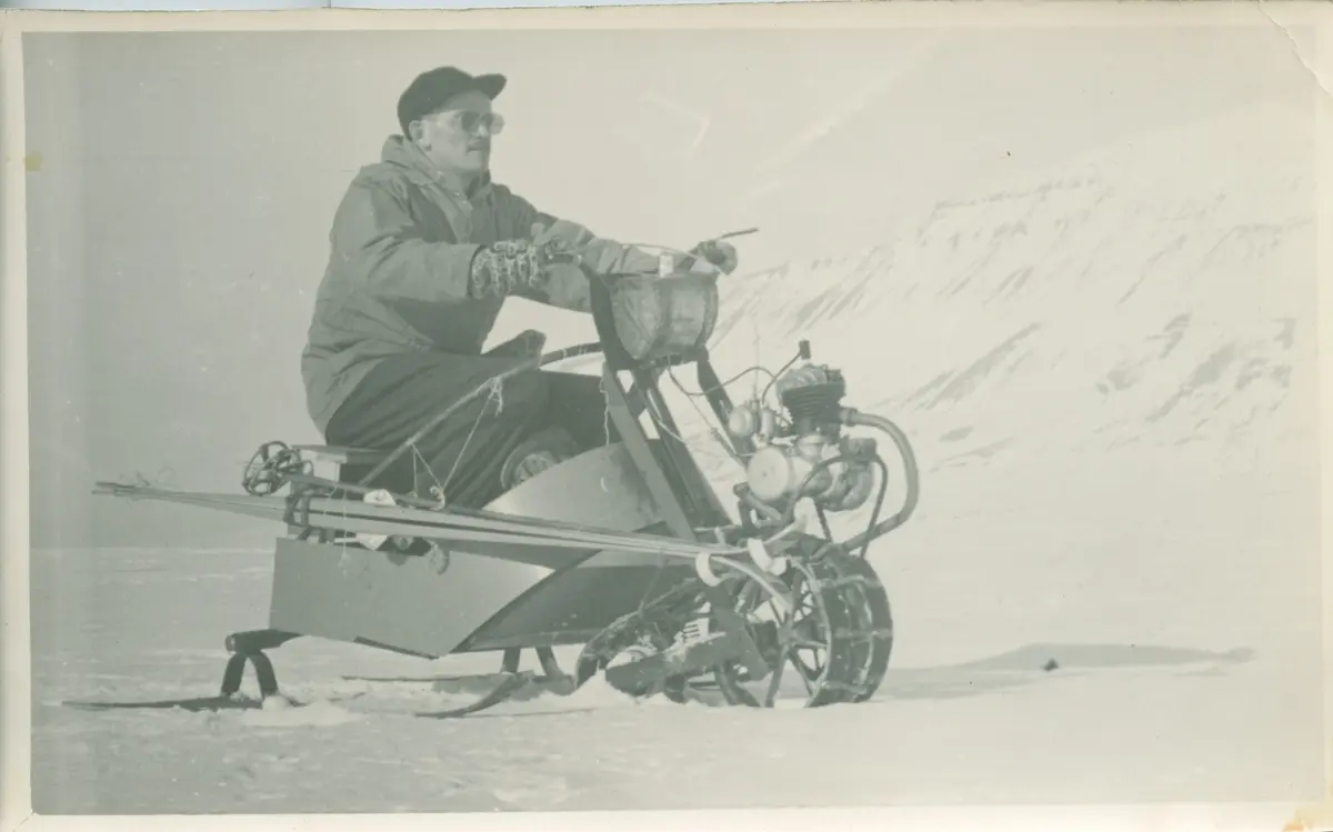 Barlund på den første egenproduserte snøscooteren. 1950-åra. Martin Barlund var fra Eikesfjord og jobbet som oppfaringsmann i SNSK til 1962. Han har malt bildene fra oppholdet i gruve 2(1955/66) som henger i gammelmuseet