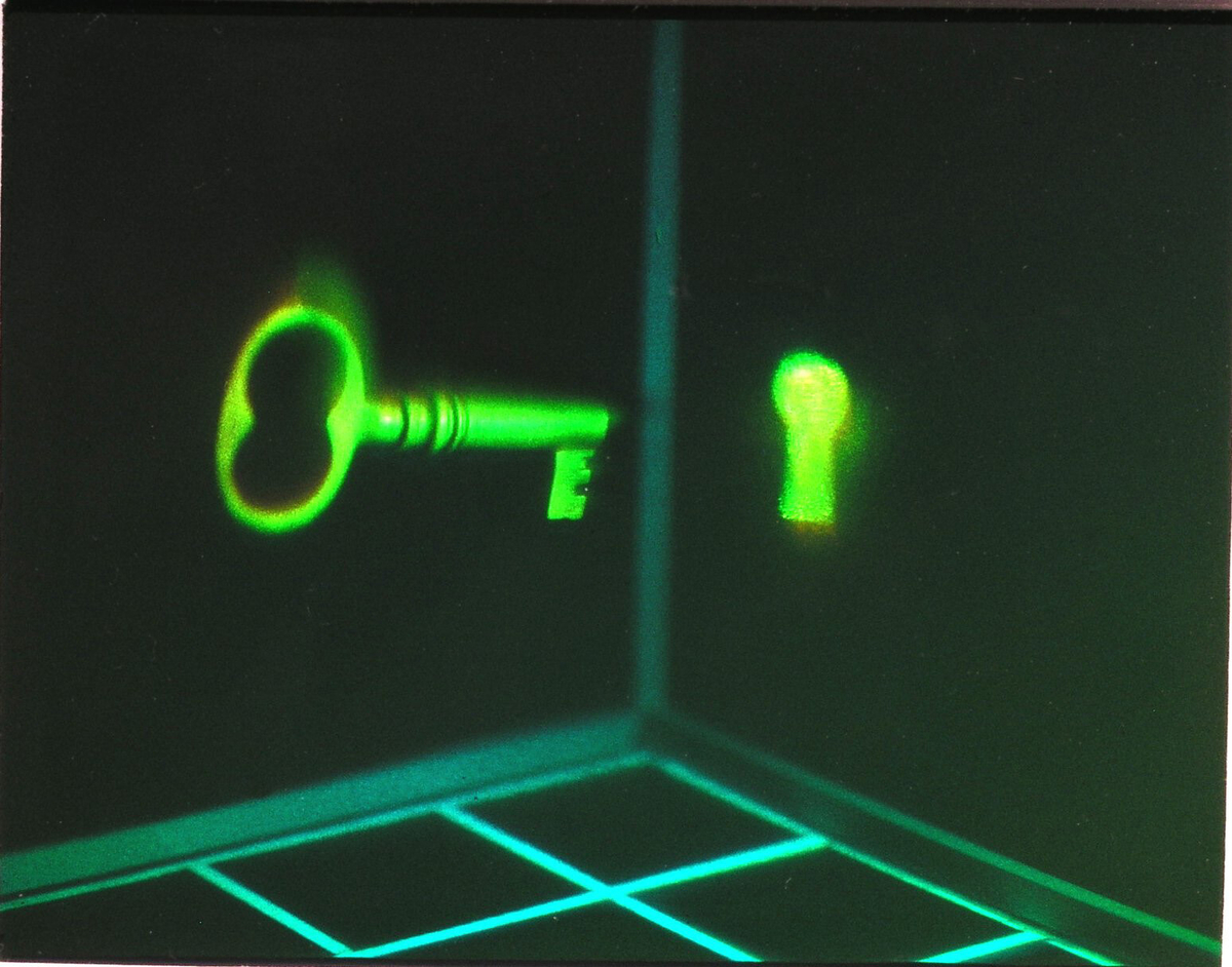 Pseudofargehologram av svevende nøkkel foran lysende hull. To farger framkommet ved to eksponeringer med mellomliggende kjemisk behandling av filmen.