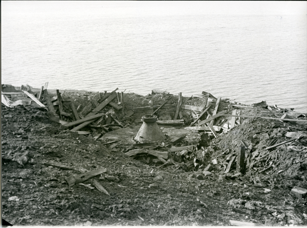 Barentsburg. Bofors 1 etter bombing Kjøpt av Brynjulf Mugaas
