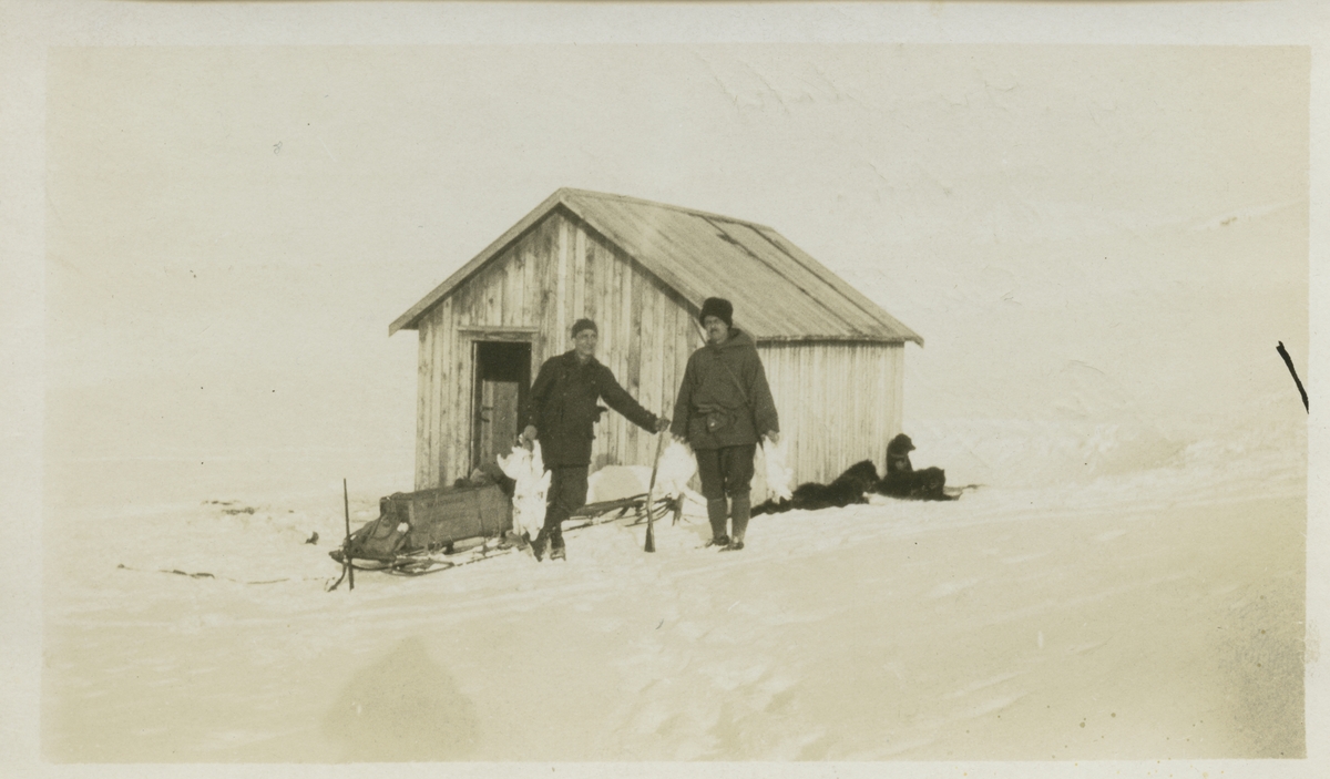 Ingeniør Grøndahl og I.L ved Svalbardhytta. Rypejakt. Album etter Carl S Sæther. Bilder etter 1905. Trolig tatt av Sæther selv.