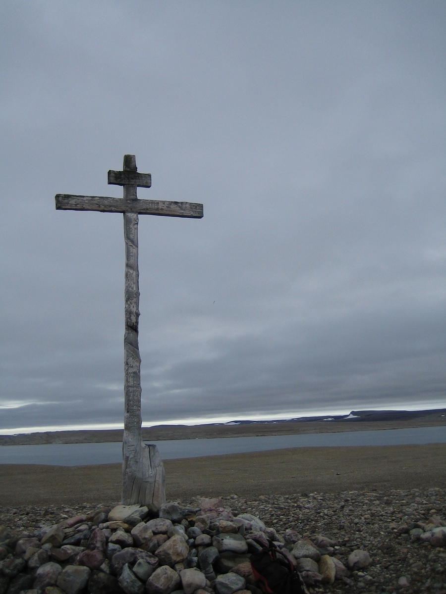 Korset På Krossøya, Murchisonfjorden. - Svalbard Museum   Digitaltmuseum