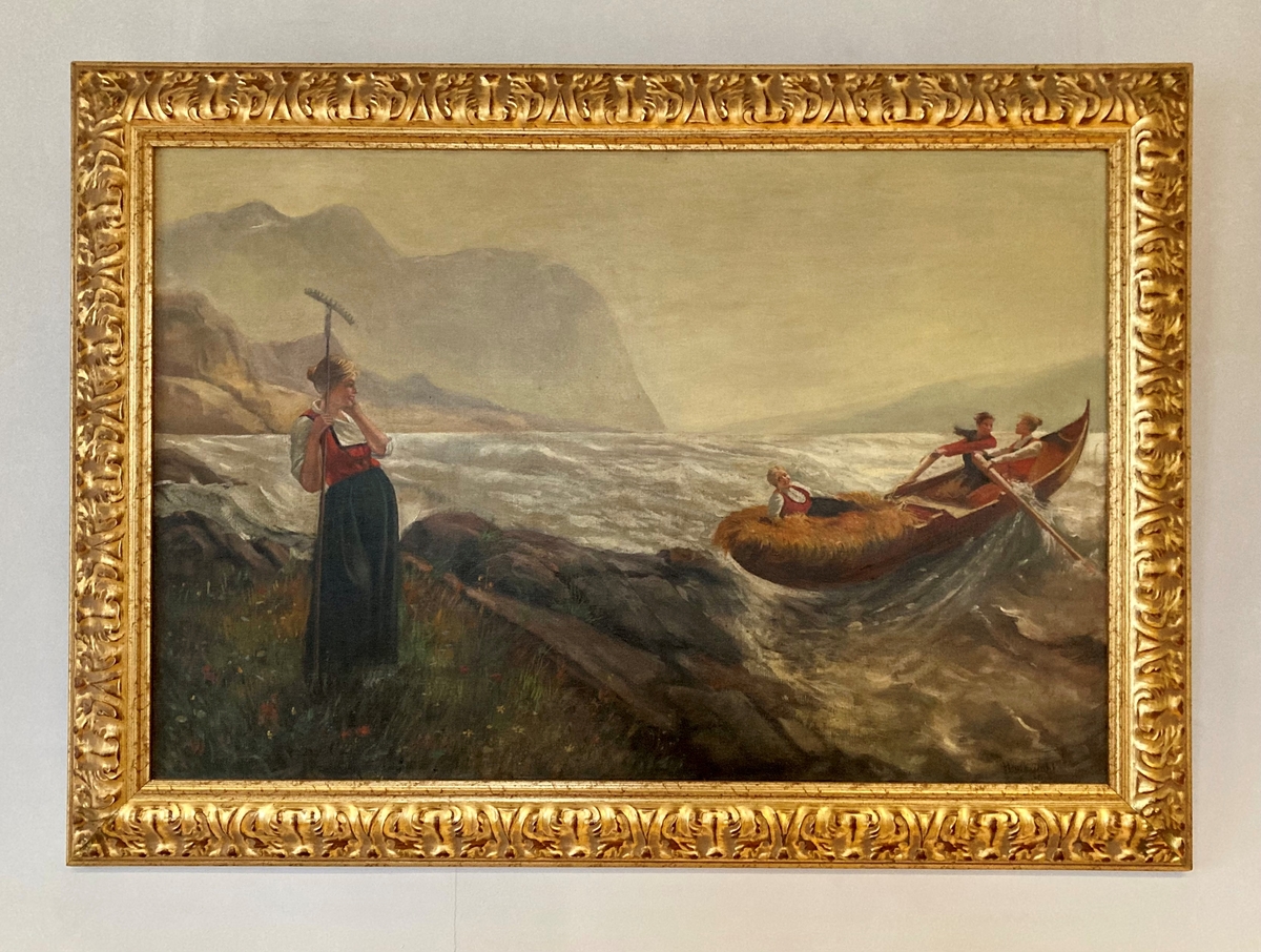 Landskap. Sjø, natur, båt med tre personer og en kvinne på land med rive i hånden.