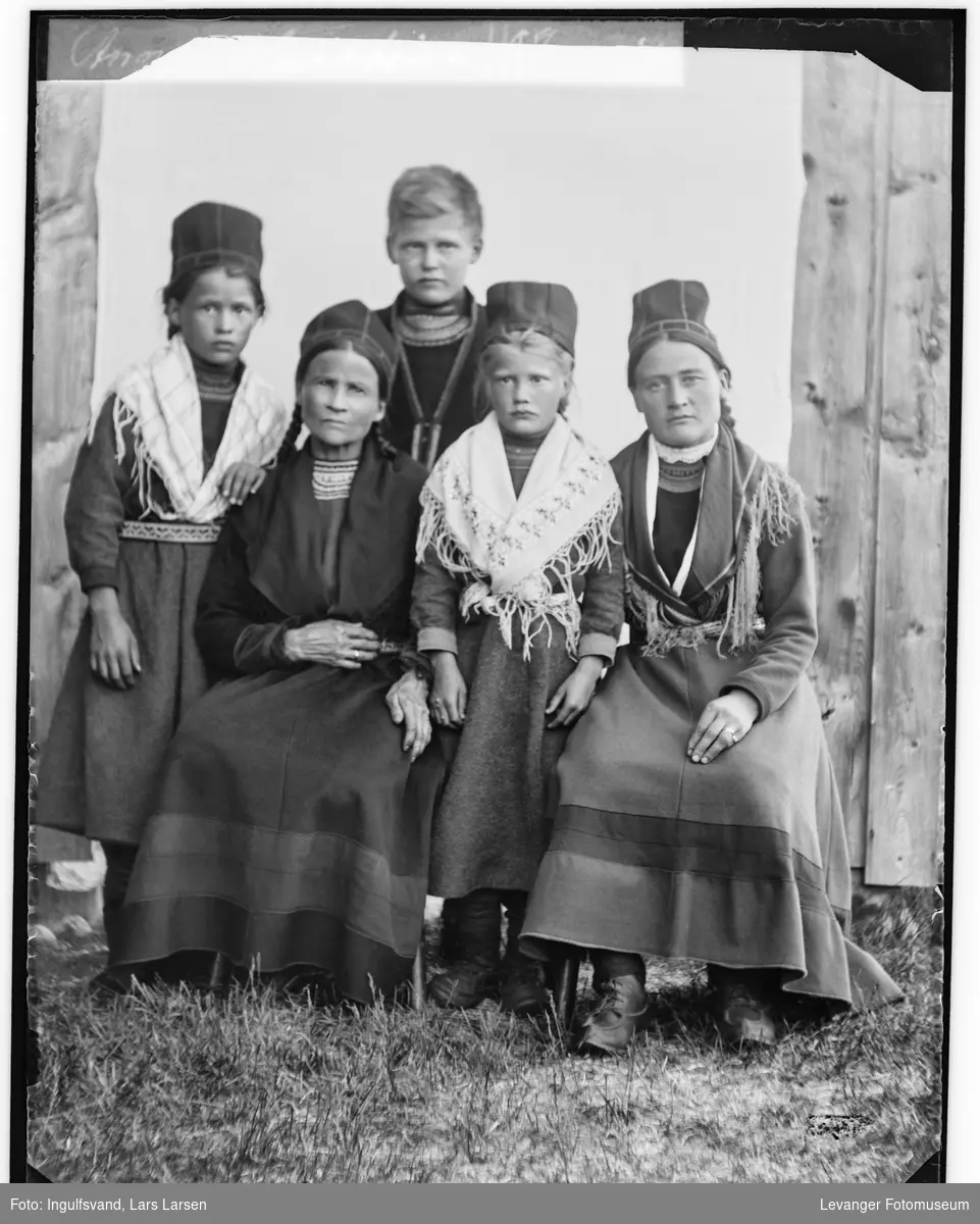 Almetjedåehkie - Gruppebilde av to kvinner og tre barn.