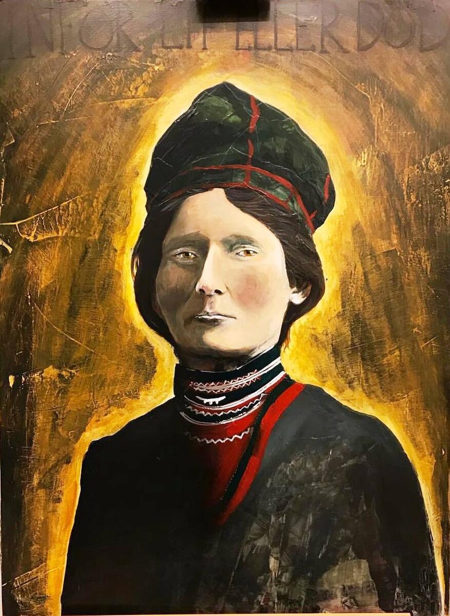 Konstverket visar en kvinna med huvudet höjt och blicken stadigt riktad framåt. Hon är klädd i en samisk dräkt, så kallad kolt. Hennes siluett omges av ett gyllene sken mot en mörk bakgrund. I målningens övre del finns en text som lyder: ”INFÖR LIF ELLER DÖD”.
Kvinnan föreställer en historisk person, Elsa Laula Renberg (1877–1931). Hon var en feministisk frihetskämpe som arbetade för att förbättra samers förhållanden och rättigheter. Bland annat bildade hon den första samiska riksorganisationen. Texten i konstverket, ”Inför lif eller död”, hänvisar till den kampskrift hon skrev för att uppmärksammade de orättvisor som den samiska befolkningen utsattes för. Tittar man närmare på hennes mörka kolt går det att ana skepnader av renar och människor under penseldragen. Målningen fungerar som ett porträtt av en individ, men berättar också om samernas historiska kamp för rättigheter. 
Anders Sunna (f. 1985) är en samisk konstnär som lever och verkar i Jokkmokk. Han är utbildad vid Konstfack, Stockholm. Anders Sunna är uppmärksammad för sina storskaliga kollage som behandlar teman som samers vardag, historia, kamp och förtryck. Där tar också den egna familjens kamp om rätten till renskötsel en central plats. 
I Västerås konstmuseums samlingsutställning, under temat Handling, finns även Anders Sunnas kollage ”North Gate Collection”.
