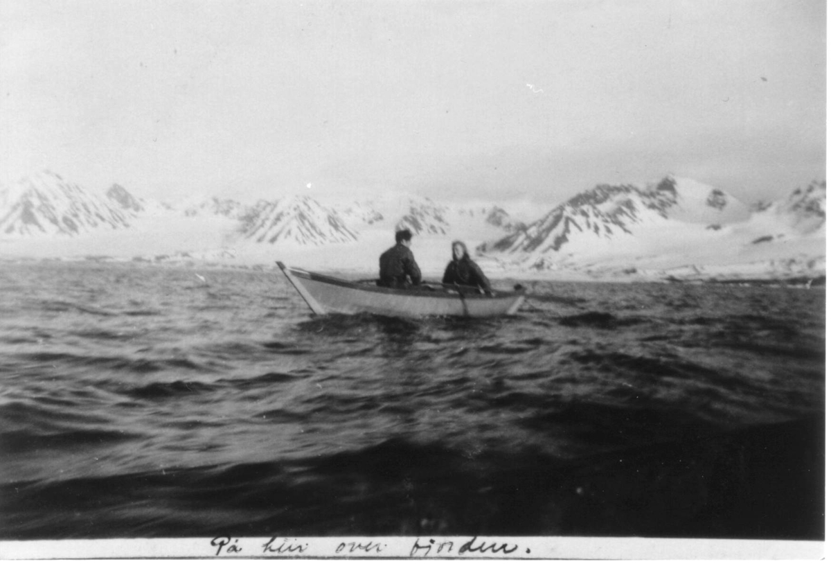Bilde fra Richard Grefstads samling.Han kom til Kings Bay i 1947 og bodde  sammen med sine foreldre Ola(f. 1902) og Ragna(f. 1905) samt søsteren Inger(f. 1905) som ble gift med Erling Holte(f. 1925). På tur over fjorden i seilduksbåt