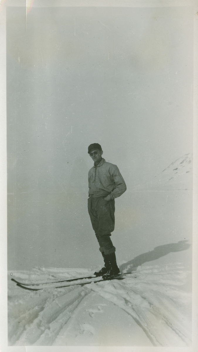 Mann på ski. Bildet er del av fotoalbum: SVB 2668 Louis Torjusen arbeidet på lageret og var også organist i kirken samt dirigent for mannskoret i 3 år fra 1924