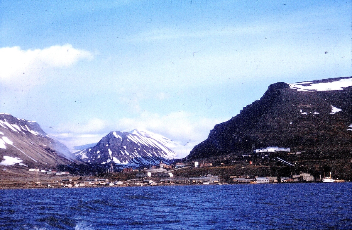 Longyearbyen sett fra fjorden. Bilde fra Bjørnar Nilsen, sønn av stiger Johannes Nilsen Støpseth som kom opp i 1948 og var her i 40 år.