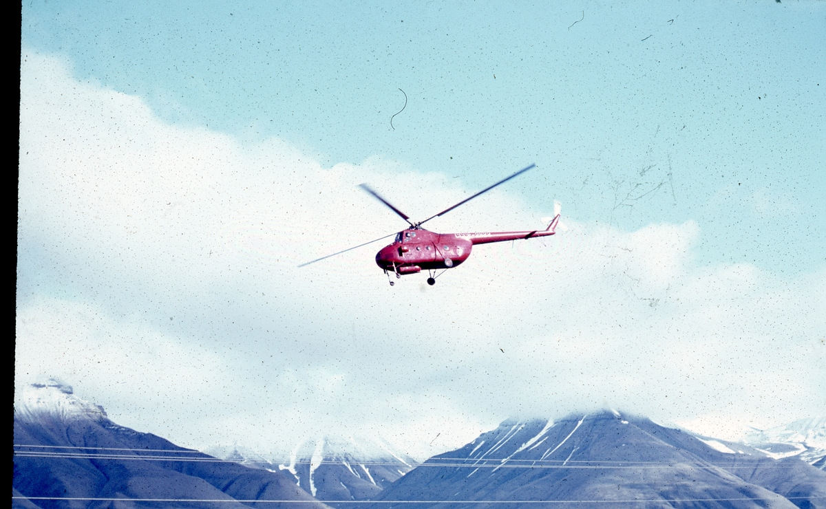Russisk helikopter. Bilde fra Bjørnar Nilsen, sønn av stiger Johannes Nilsen Støpseth som kom opp i 1948 og var her i 40 år.