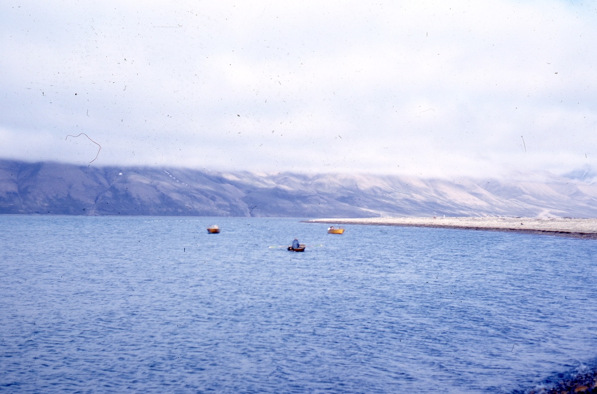 3 båter på sjøen nedenfor hytta. Bilde fra Bjørnar Nilsen, sønn av stiger Johannes Nilsen Støpseth som kom opp i 1948 og var her i 40 år.