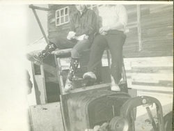 Torbjørn Nilsen og en kamerat på taket av en gammel bil i Hi