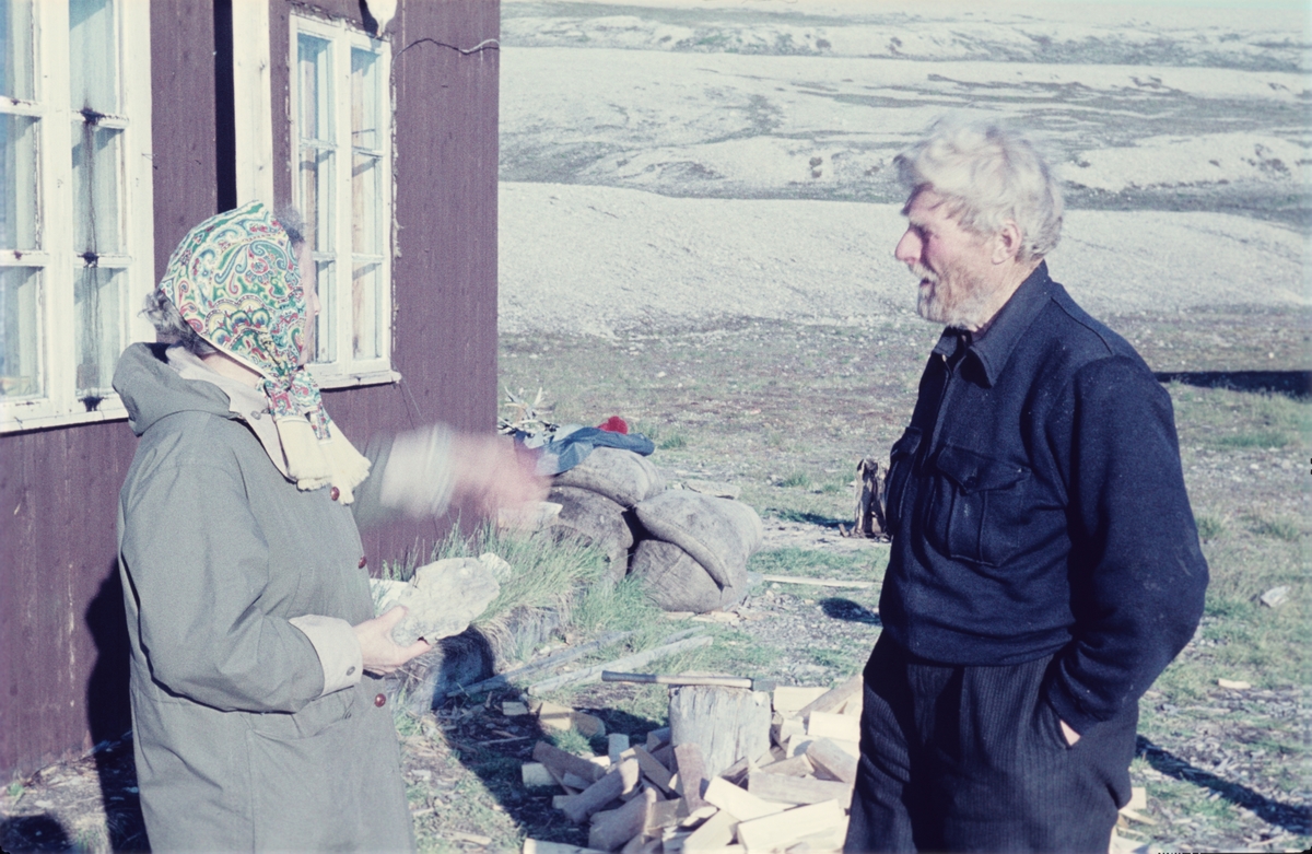 Hilmar Nøis og Ranveig Nødtvedt ser på en fossil utenfor Fredheim i Tempelfjorden sommeren 1960.