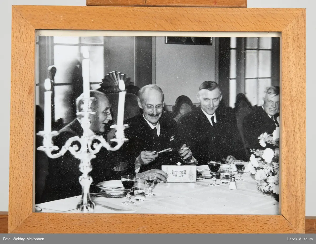 Kong Haakon 7 i Herregården 1946. Til venstre dr, Hans Teilmann Hansteen og til høyre for kongen byens ordfører Charles Andersen og fylkesmann Bassøe.