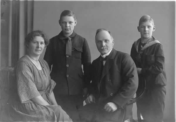 Familjebild av Wilhelm Ranch med frun Agnes Pehrson och sönerna Uno och Åke. Agnes arbetade hos fotograf Mathilda Ranch och träffade därigenom hennes lillebror Wilhelm.