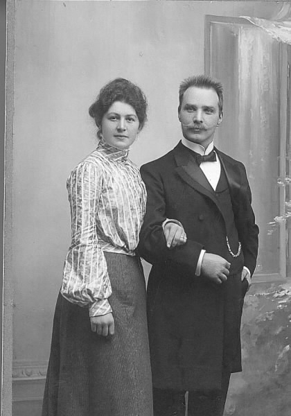 Två ateljéporträtt av Mathildas lillebror Wilhelm och hennes biträde Agnes Pehrson, vilka blev äkta makar år 1906. Möjligen är detta förlovningsbilder.
