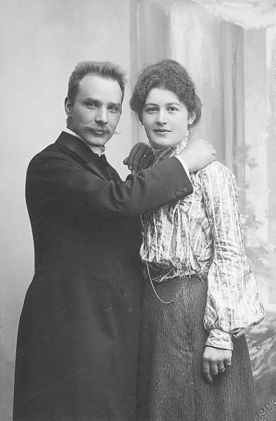 Två ateljéporträtt av Mathildas lillebror Wilhelm och hennes biträde Agnes Pehrson, vilka blev äkta makar år 1906. Möjligen är detta förlovningsbilder.