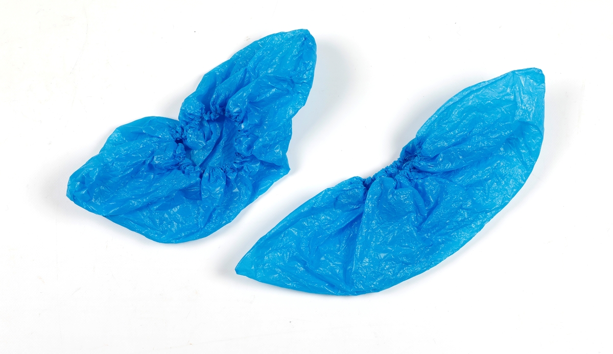 skotrekk: Engangstrekk i blå plast bestående av et rektangel med strikk rundt åpningen slik at den slutter om ankelen.
