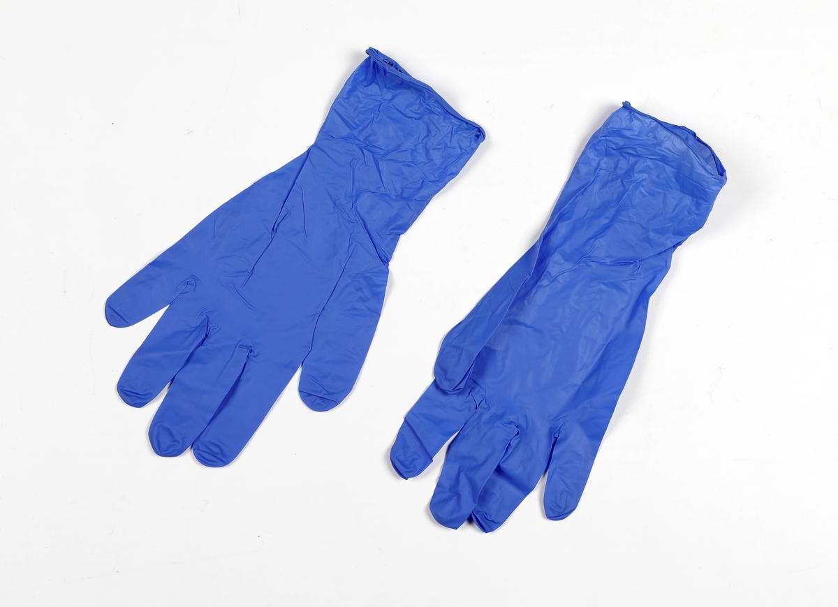 hansker: blå engangshansker med ruglete forsterkning på fingertuppene.