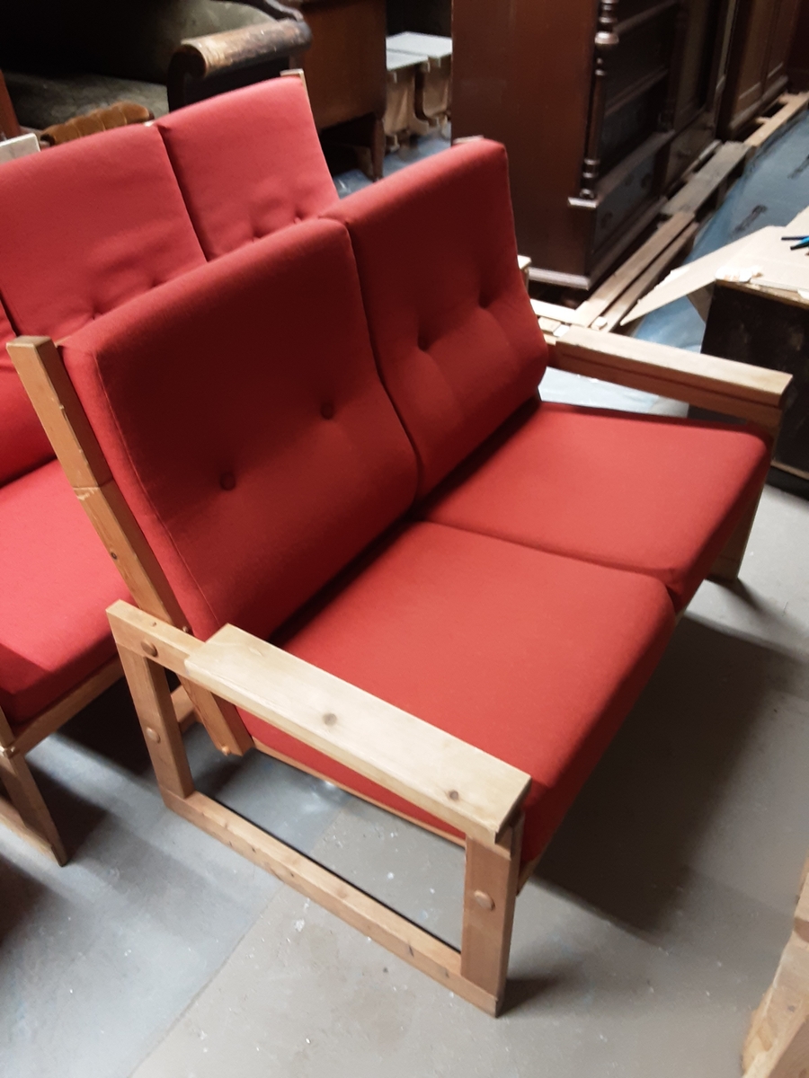 To-seters sofa i trehvitt tre og rød tekstil.