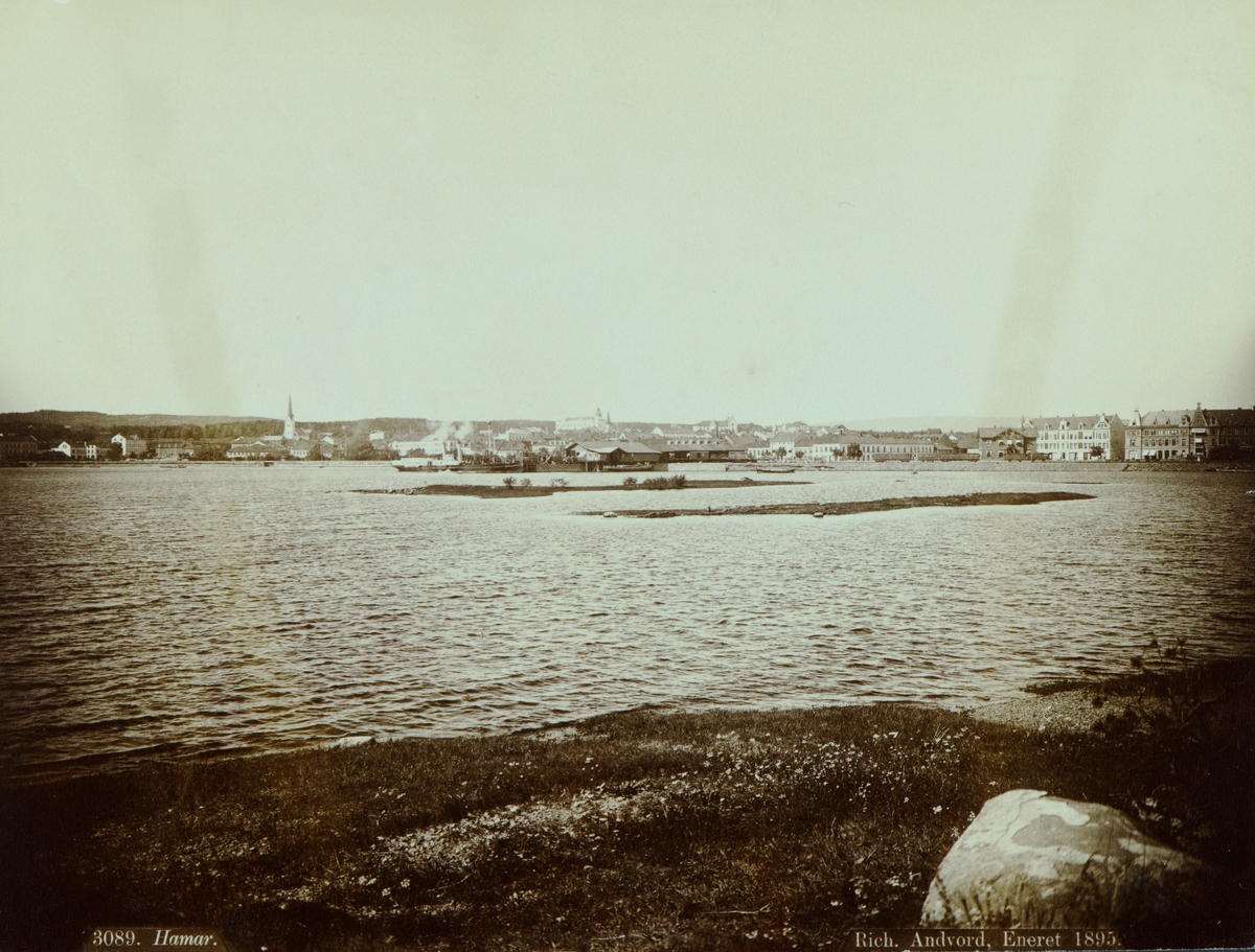 Hamar, bypanorama fra Hamarbukta sett fra Tjuvholmen, mjøsflommen i 1895, dampskip ligger ved Jernbanebrygga,