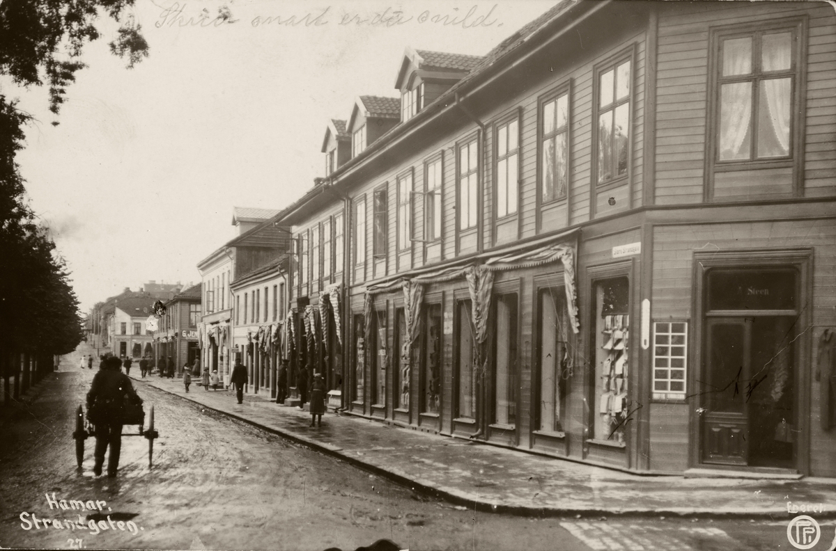 Postkort, Hamar, Strandgata 61, A. Steens forretning til høyre, bygårder,