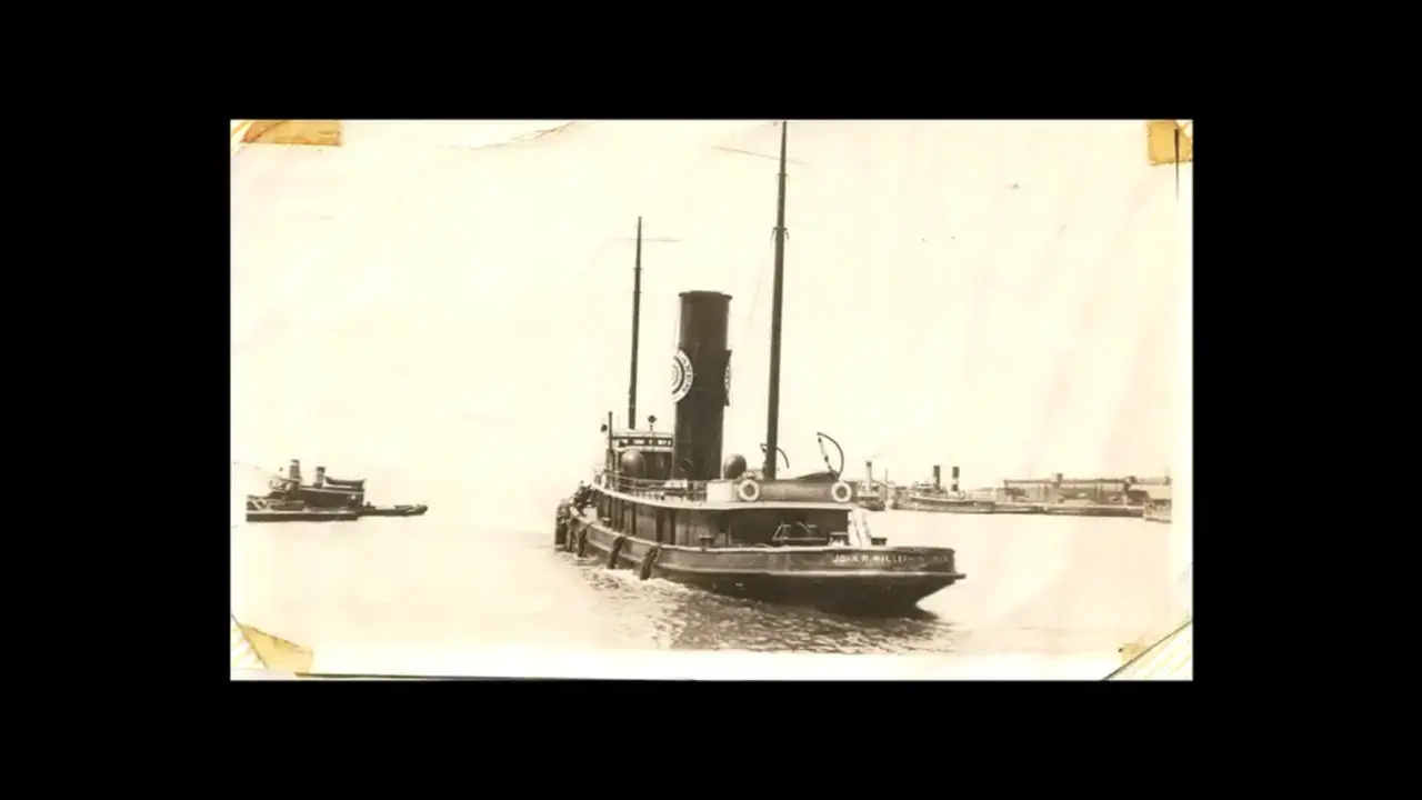 Falmed gammelt foto av taubåt med stor skorstein og to master på havnen i USA, Between coasts 