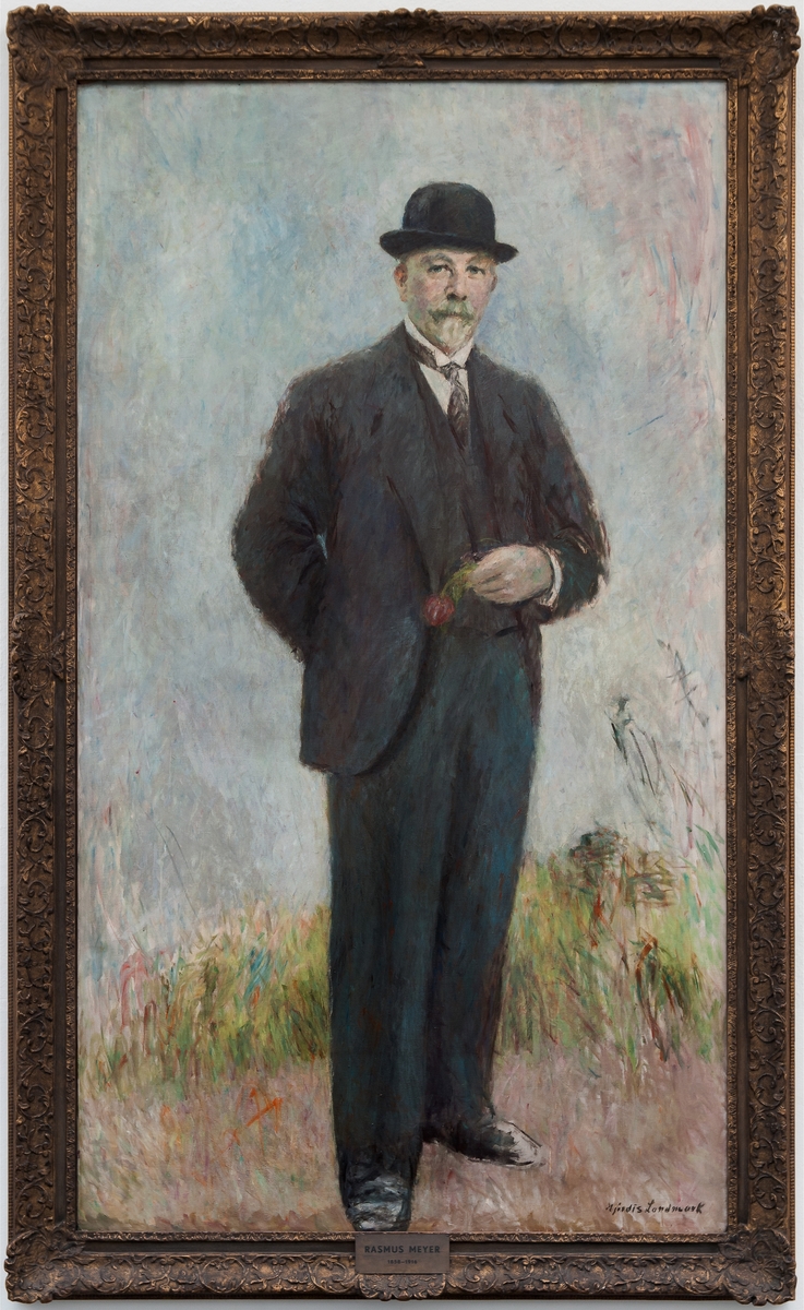 Posthumt portrett av Rasmus Meyer, bestilt av Bergen kommune for opphenging i museet. Meyer står i helfigur en face med en rød, vissen tulipan i venstre hånd og høyre hånd på ryggen.