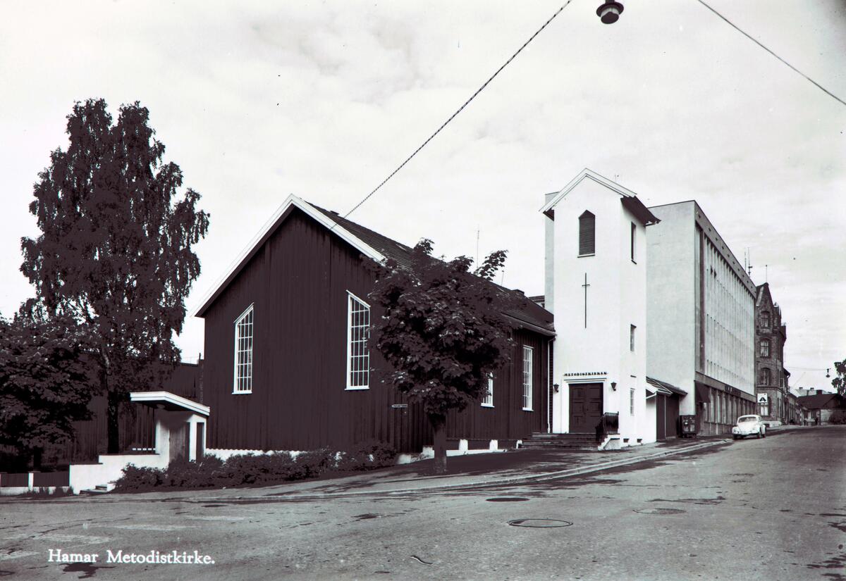 Postkort, Hamar, Grønnegata 62, Hamar metodistkirke, eksteriør, kirken etter restaurering i 1956–57 da kirkesalen ble snudd og tårnet ble revet, 
