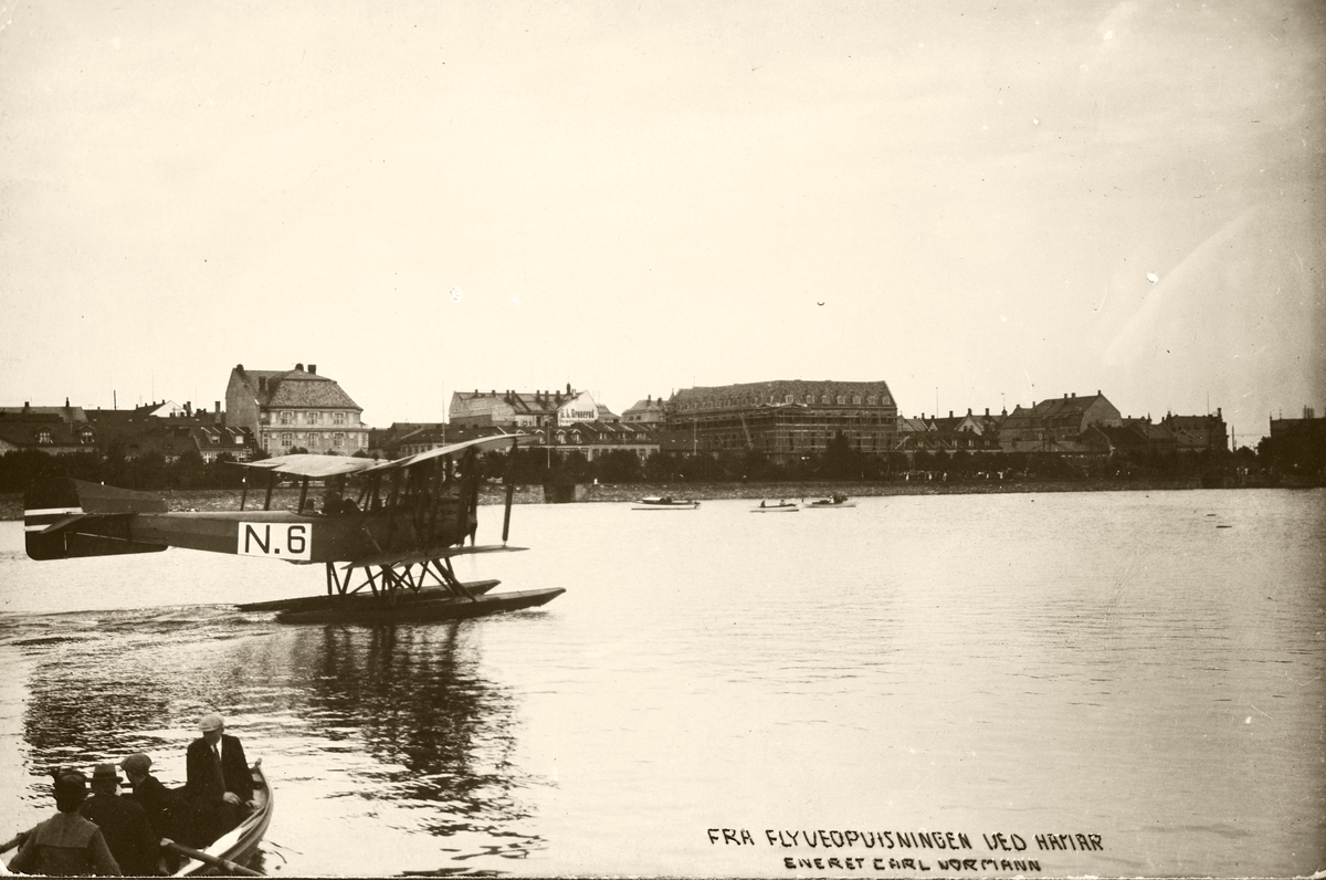 Postkort, Hamar, flyoppvisning i Hamarbukta, en dobbeldekker N-6 Friedrichshafen FF.49, registrert 1920 eller 1921, flyet var i Tancred Ibsens eie, gjennom firmaet A/S Aero, tilskuere i båt