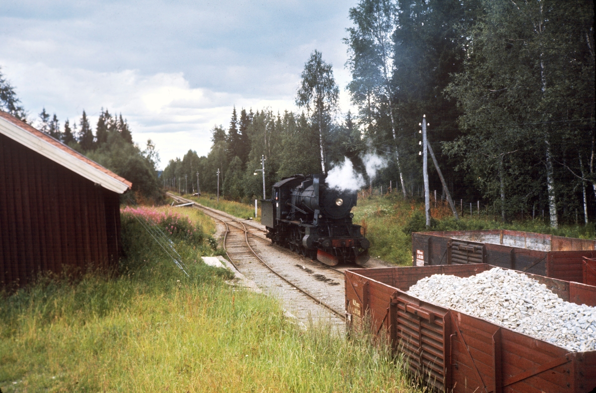 Skifting med damplokomotiv type 30b nr. 347 på Bøverbru kalkverk sidespor på Skreiabanen
