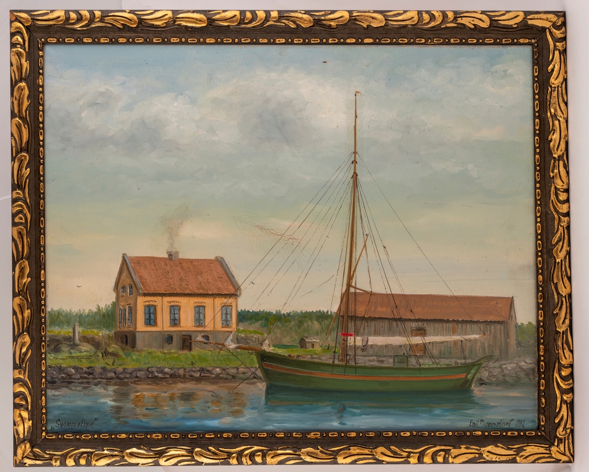 Grønnmalt jakt med beslåtte seil  ligger fortøyd ved bryggen på Jomfruholmen, Hisøy. Huset på holmen i  bakgr, sjøbod t. h.   