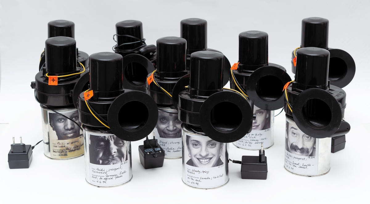 Installasjon bestående av 11 spraybokser med lukt