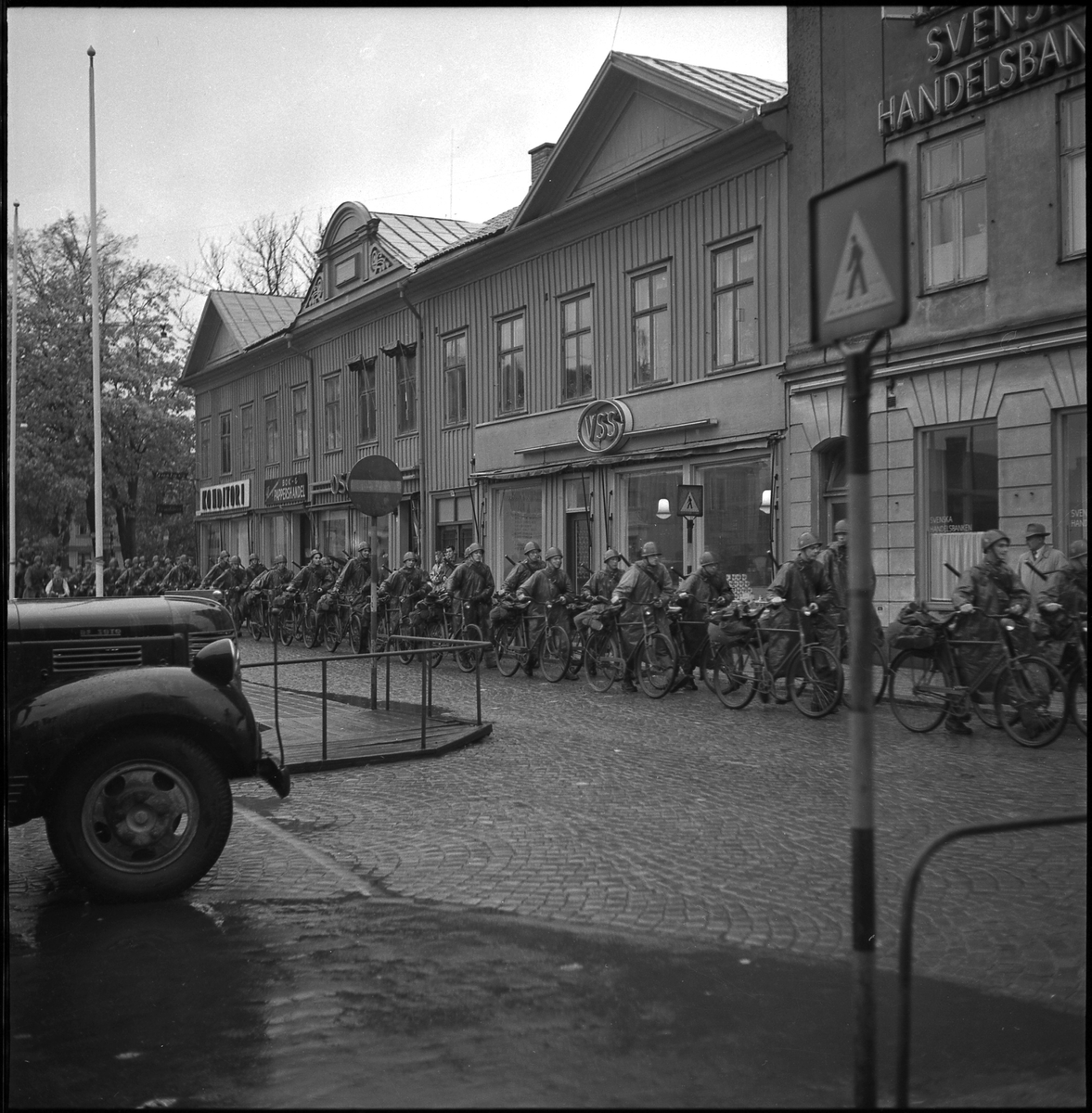 Soldater på marsch på Kungsgatan, 1940-50-tal