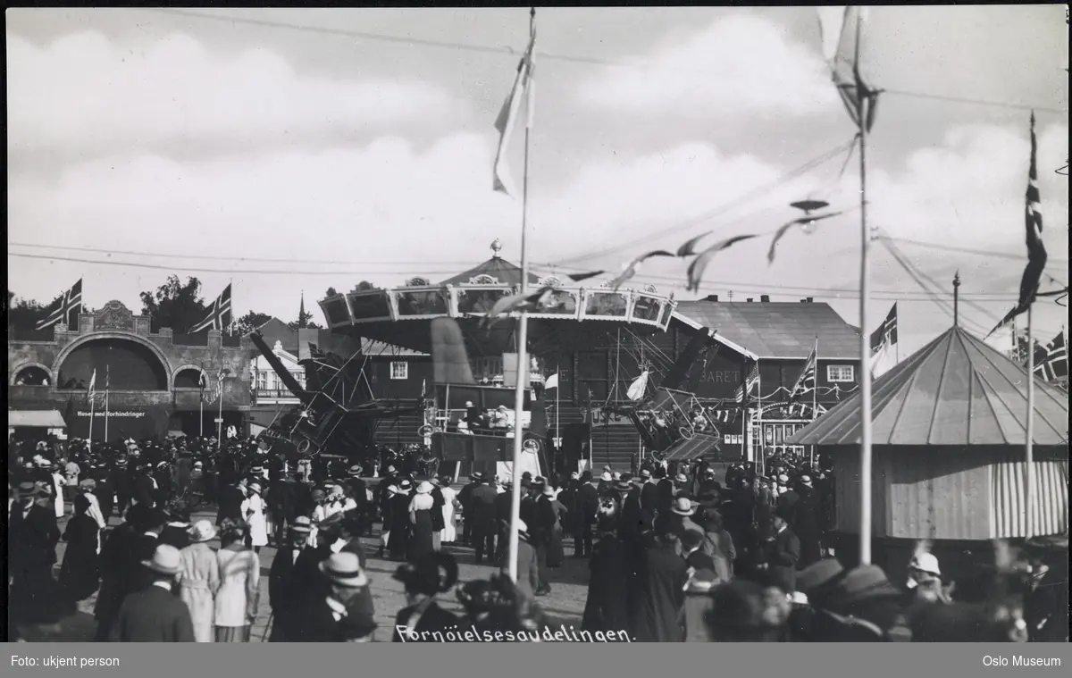 Jubileumsutstillingen 1914, fornøyelsesavdelingen, karusell, mennesker, flagg