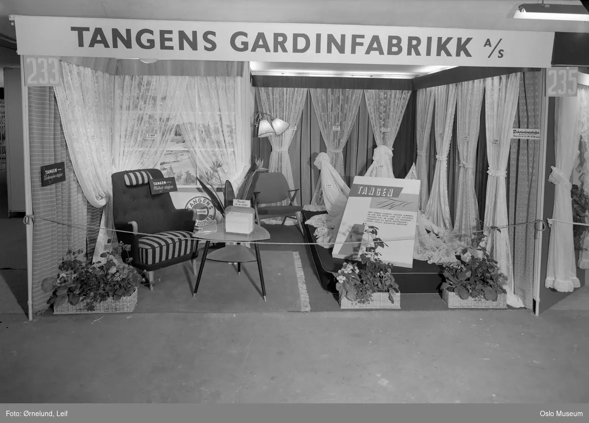 Gardinfabrikk grunnlagt på Nygårdstangen i Bergen av kjøpmann A.F. Simonsen (1849-1929) som den første gardinfabrikken i Noreg i 1881. Fabrikken gjekk konkurs allereie i 1883, og kjøpmann C. Sundt overtok gardinfabrikken og overlet den til sonen Christian Sundt jr. (1860-1938). Han dreiv fabrikken i nokre år under namnet Tangens Gardinveveri. Halfdan Wiberg var tilsett som mønsterteiknar i 1885-1932.

Frå 1890 vart fabrikken aksjeselskap under namnet Skandinavisk Aktie Tyllgardinfabrikk. Chr. Sundt og tyske Theodor Lindenhein sat i leiinga. I 1892 blei Lindenhein avløyst av Christian Hasselbach frå København som direktør, medan Sundt hadde den tekniske leiinga. Drifta vart nedlagt i 1972, men ein kan enno skimte fabrikknamnet på mursteinsbygningen i Lars Hilles gate, som no husar Fretex.